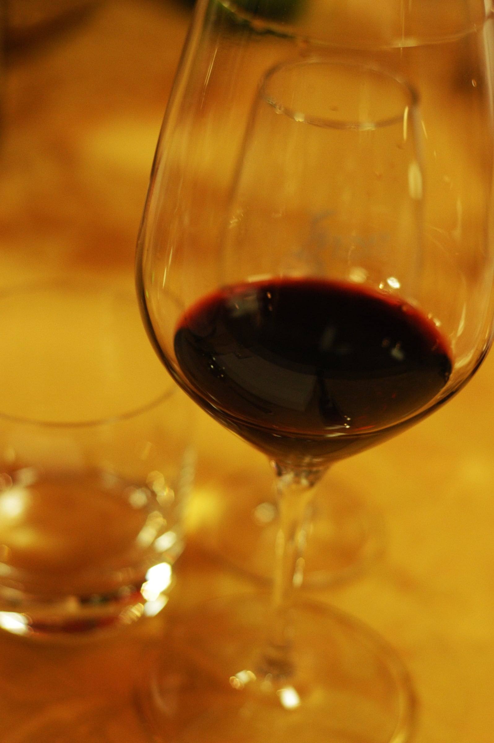 Calice di vino rosso in luce calda