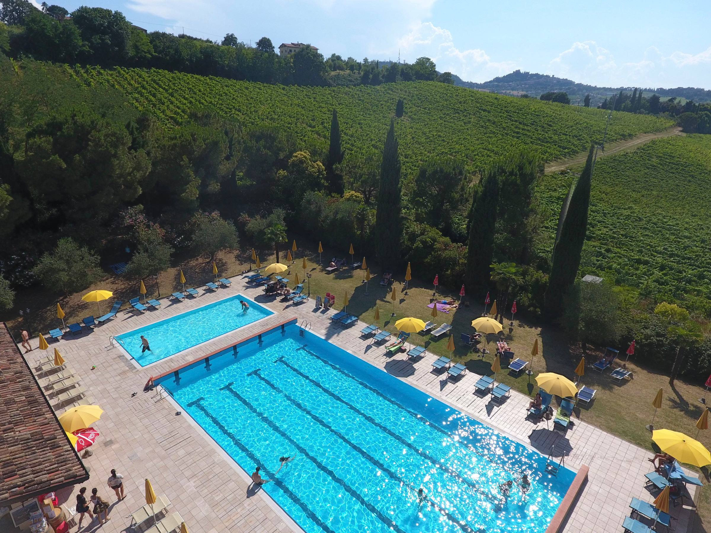 Piscine della Gradisca dall'alto, immerse tra vigneti e cipressi, Bertinoro