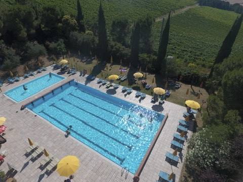Veduta aerea delle piscine con i vigneti alle spalle