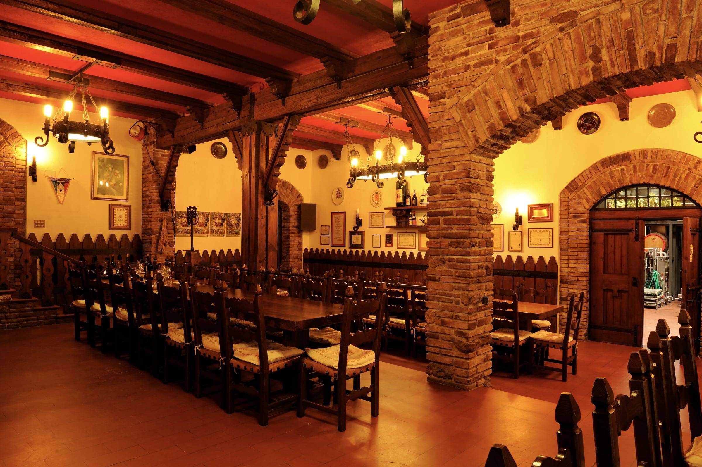 Sala dello Stemma con archi in mattoni e tavolate